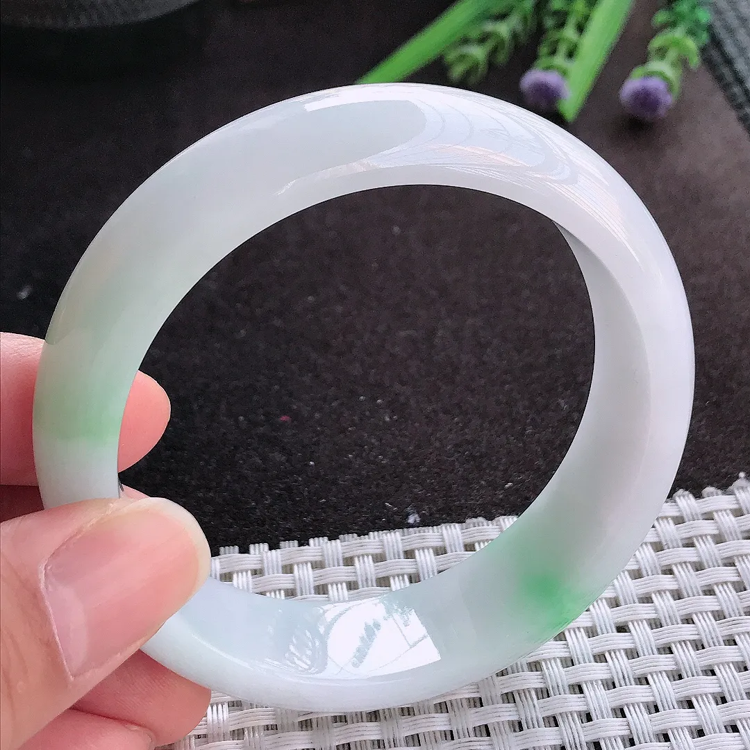 实拍A货翡翠58.5/17/8.5老坑精美油润飘绿轮胎手镯宽边玉镯手环