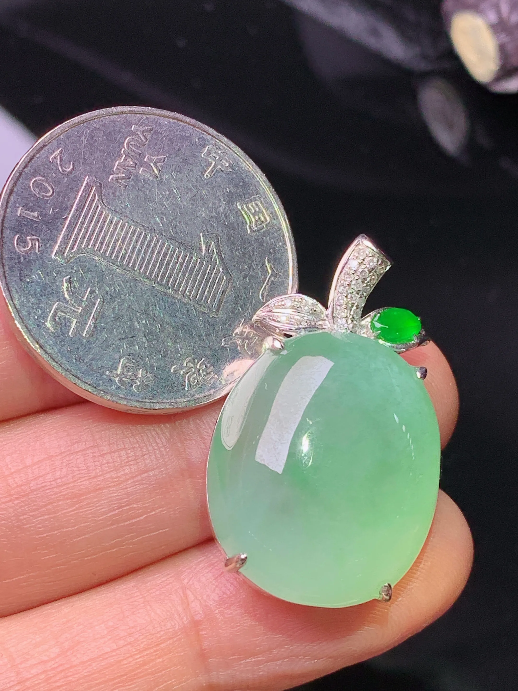 18k金钻镶嵌翠绿蛋面吊坠 玉质细腻 色泽清新艳丽 整体尺寸29*17.8*9.3