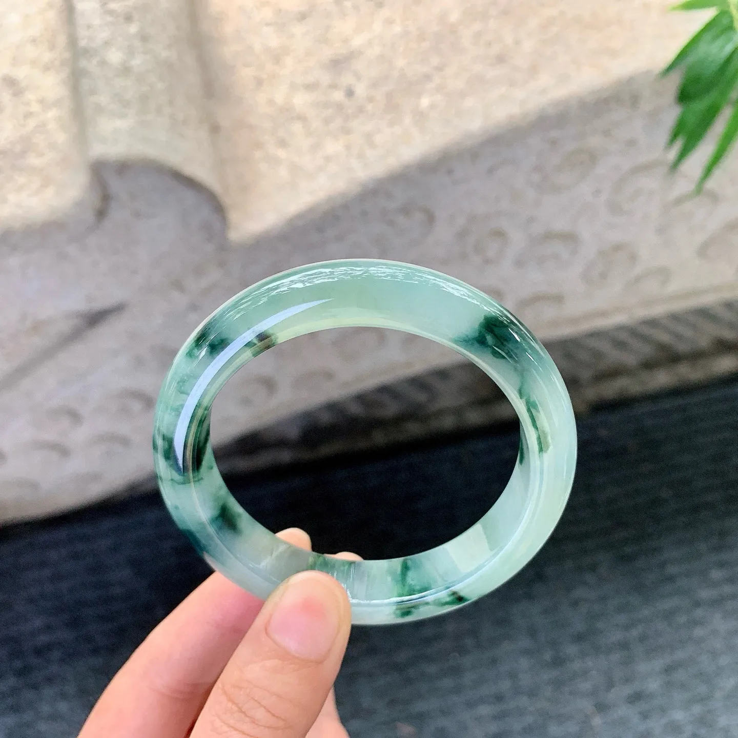 正圈56 57
【圈口】57.2/12.7/8.8
【描述】糯冰飘花，水润，种老，细腻，无裂纹！