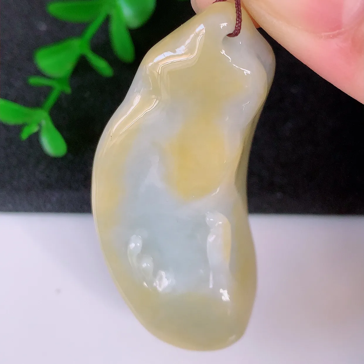 自然光实拍，冰润黄翡双彩翡翠随形悟道吊坠。悟道寓意“祥和，安宁，吉祥，幸福”，质地相当细腻，意境化设计雕刻，取道法自然、天人合一之意，很有意思的一件精品悟道，推荐入手，个性之选。#60.28