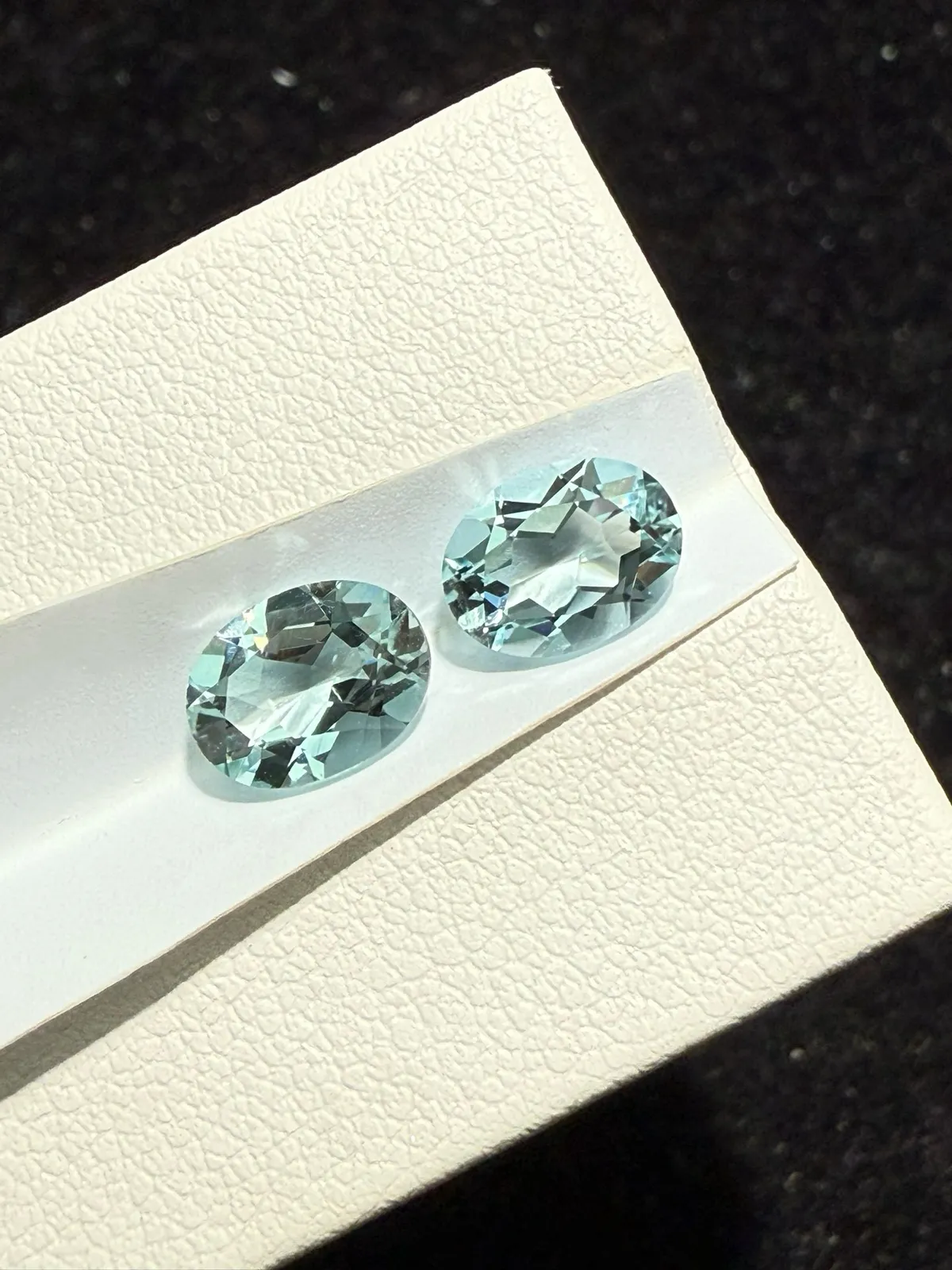 2.12克拉天然椭圆海蓝宝戒面裸石，耳钉料，颜色超美，火彩超好，尺寸：8.1*6*3.6mm