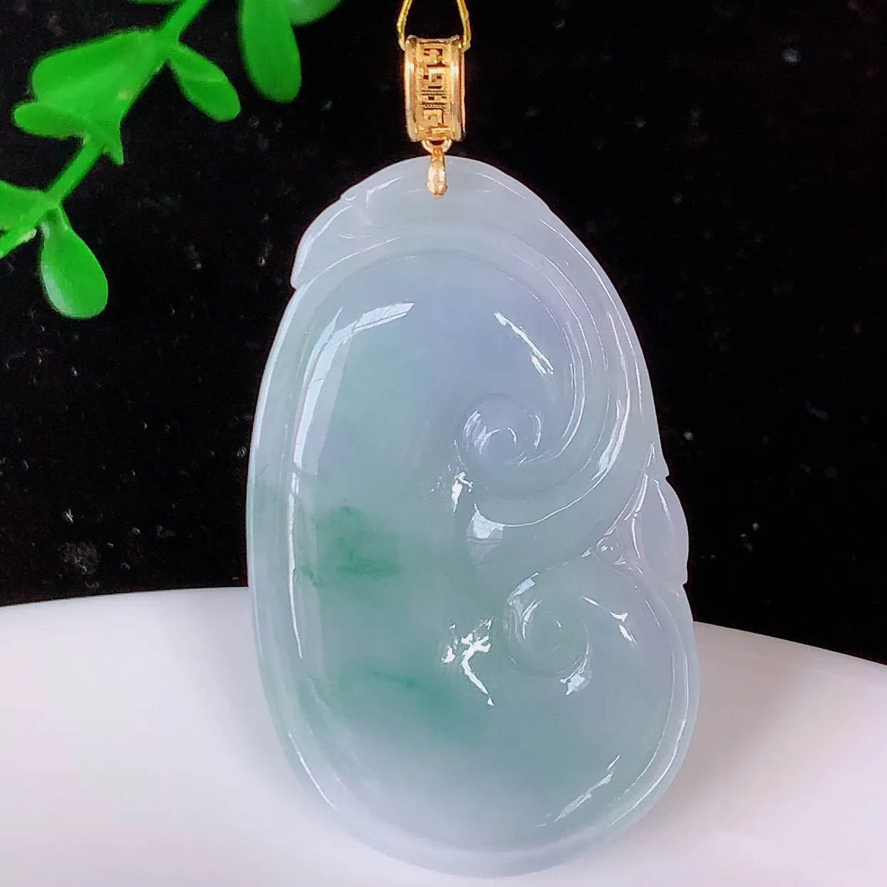 18k金镶嵌冰润紫罗兰飘花翡翠如意吊坠，款式新颖时尚，日常百搭的款。清秀高雅，佩戴优雅高贵！#35.28整体45.5裸石尺寸39.5*24.5*5.6