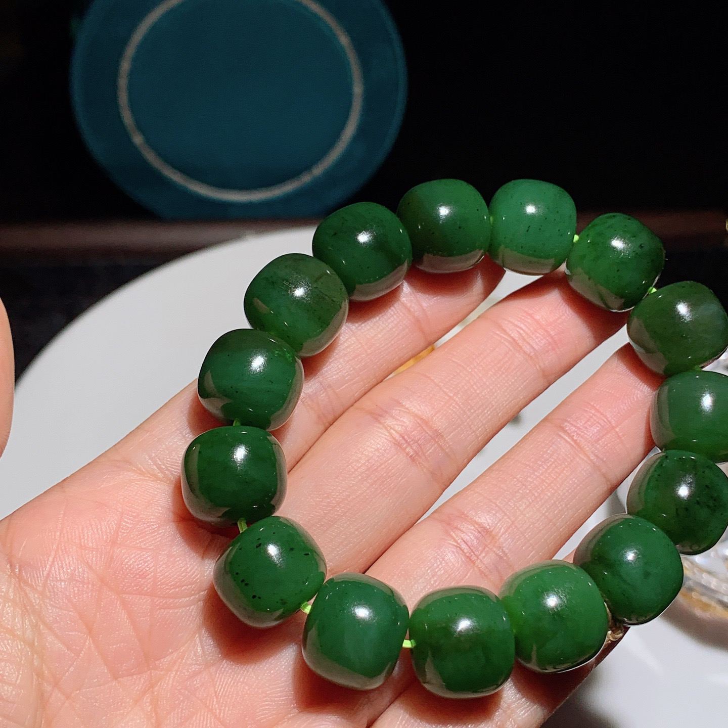 和田玉菠菜绿俄罗斯碧玉老型珠手串。手串。单颗尺寸13./14！玉质细腻油润。手推出油。佩戴高端典雅。lt251227