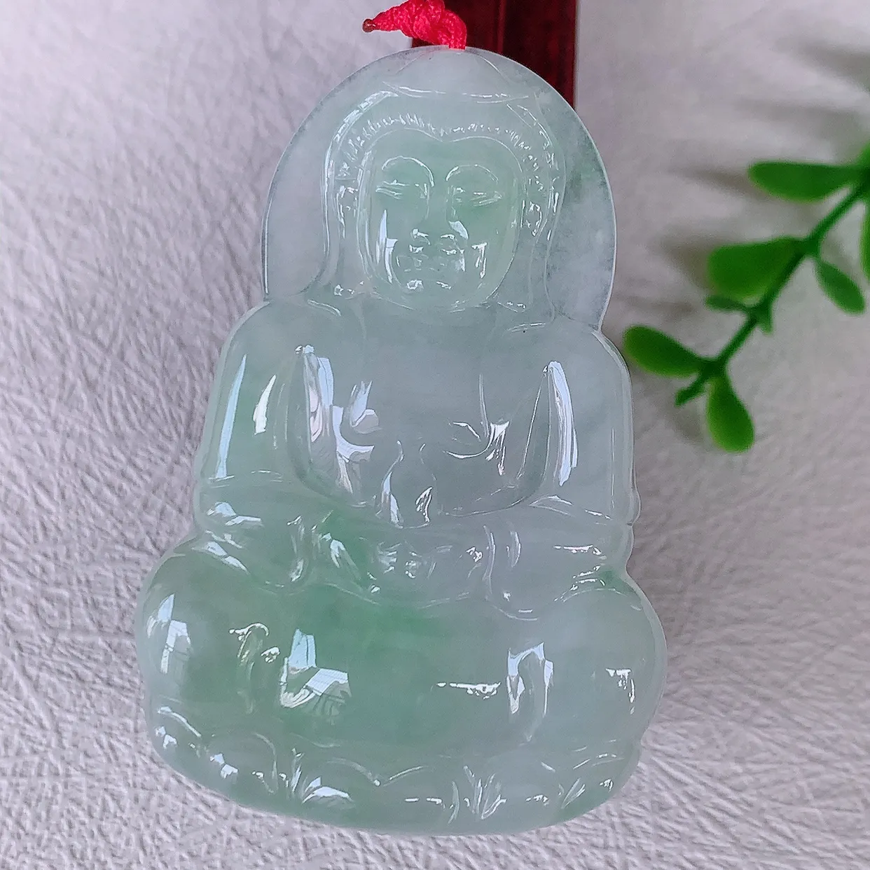 自然光实拍，冰飘花观音菩萨吊坠，赐福翡翠观音，翠绿迷人，观音面相端庄，佩戴时尚出众！#46.28