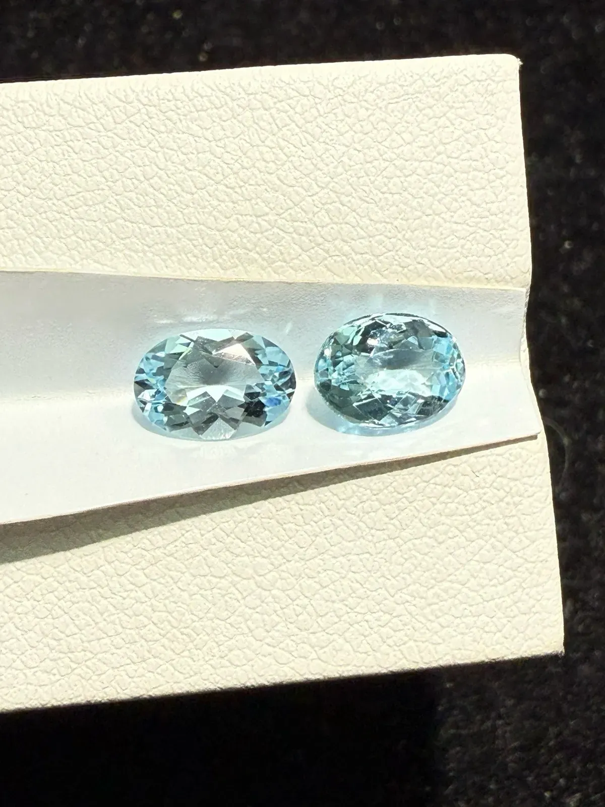 1.895克拉天然椭圆海蓝宝戒面裸石，耳钉料，颜色超美，火彩超好，尺寸：7.8*5.6*4mm