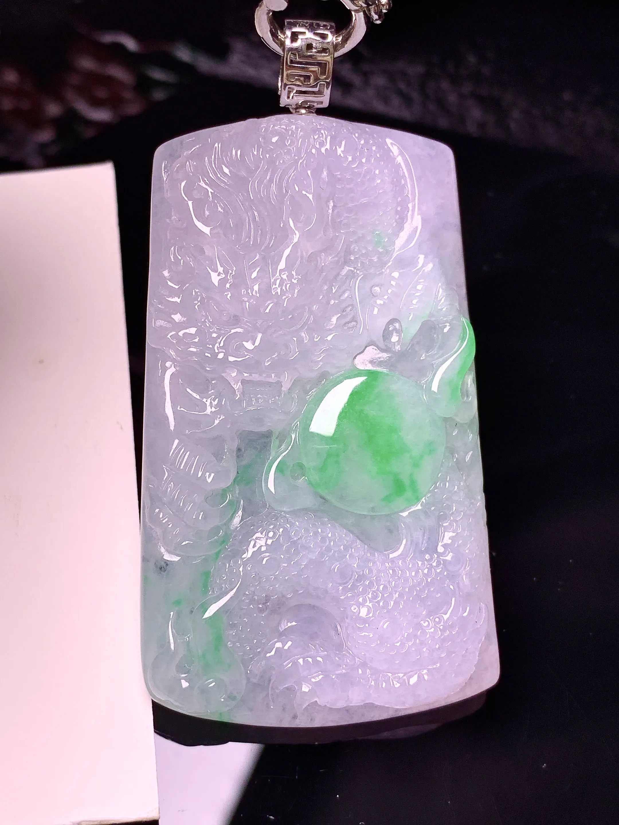 18k金镶嵌飘绿龙牌吊坠 玉质细腻 色泽清新艳丽 整体尺寸49*28.5*5.8