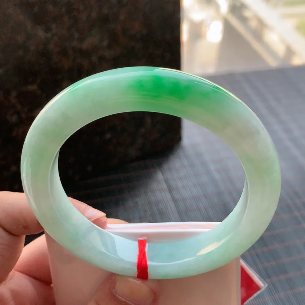 正圈冰糯阳绿 无瑕 尺寸:63.1/12.4/10.4 大圈口