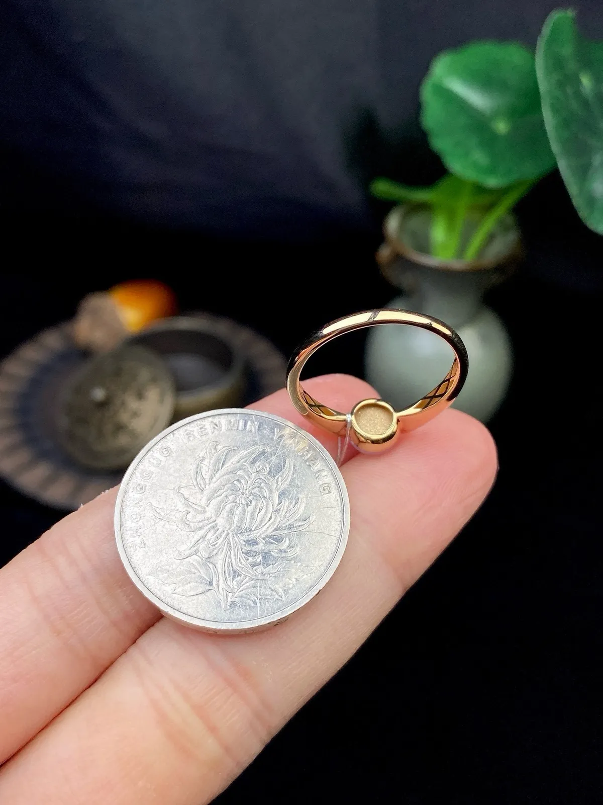 【冰种紫蛋面戒指】质地细腻，饱满度很好，晶莹剔透，18k金钻镶嵌，裸石尺寸7*6.3*3.4毫米