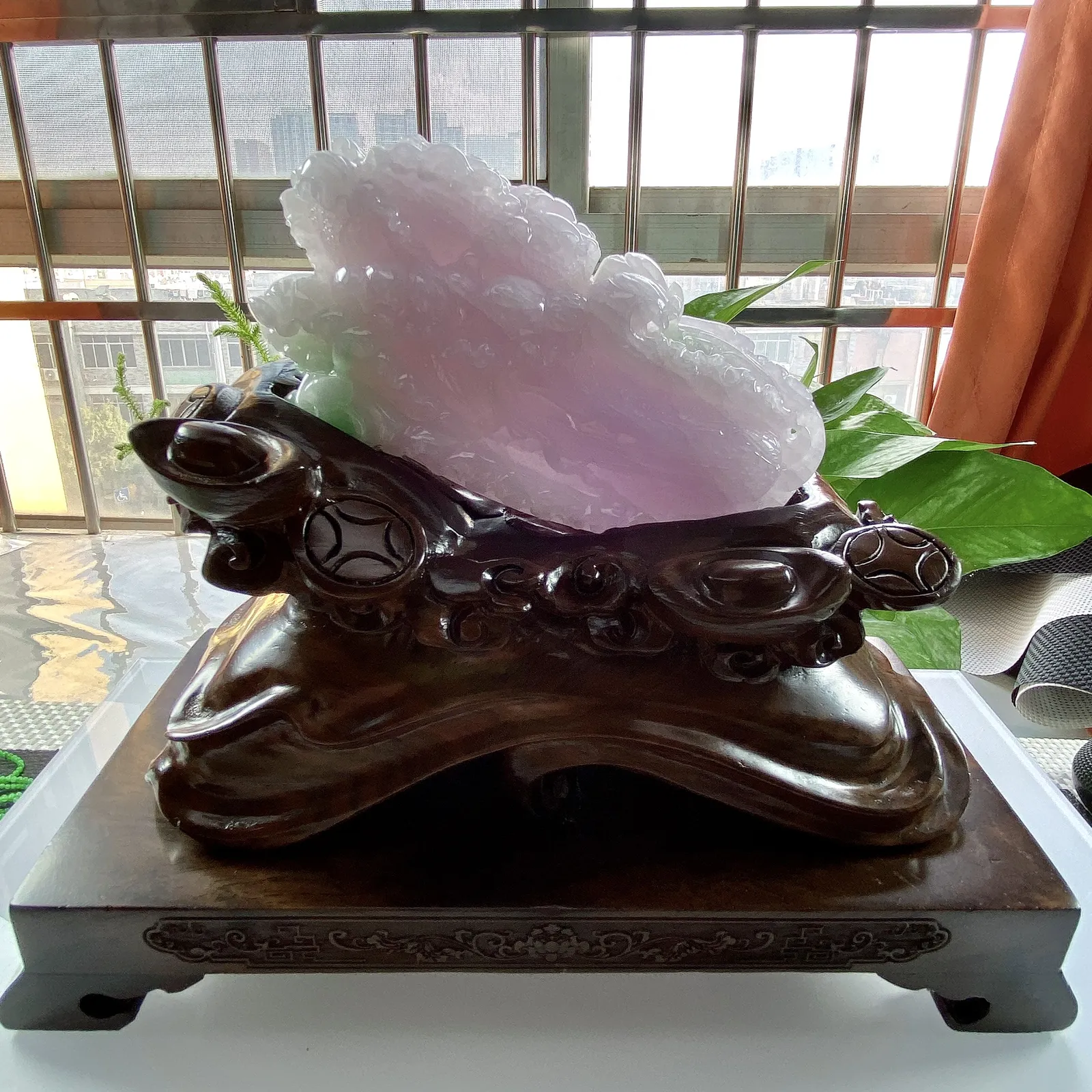 缅甸天然翡翠A货，精雕冰糯种春彩白菜摆件，尺寸：整体220/100/170mm，裸石130/29/68mm，重量： 裸石403g，整体1.7公斤