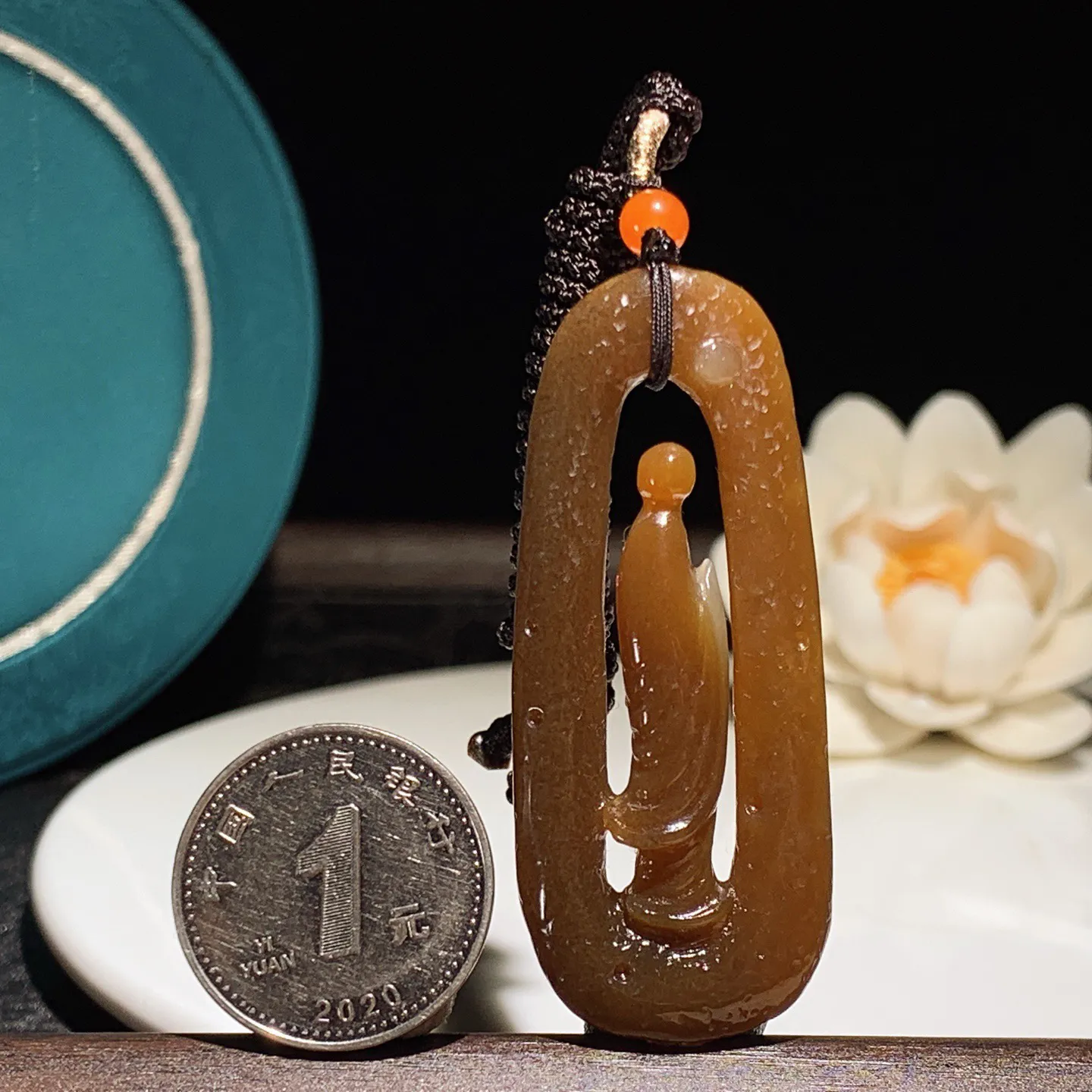 新疆和田玉且末糖悟道挂件。尺寸54/22/6重11克，玉质细腻油润 底色纯净 脂粉好，品质好！lt251227