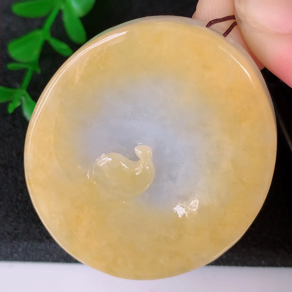 自然光实拍，特色冰润黄翡翡翠悟道吊坠，翡翠悟道寓意“祥和，安宁，吉祥，幸福”，佩戴效果优雅迷人，性价比超高！#60.28