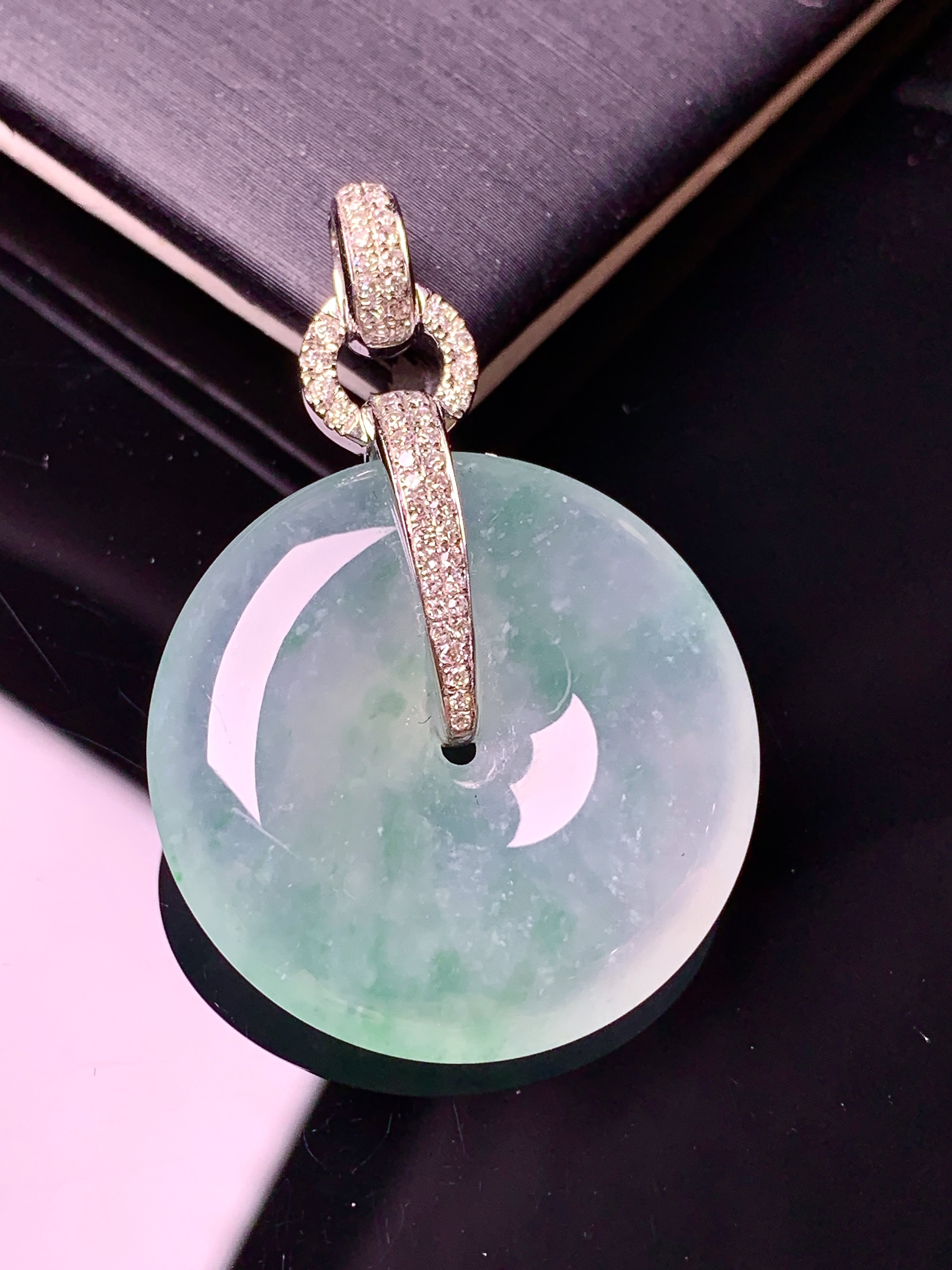 18k金钻镶嵌冰种飘绿平安扣吊坠 玉质细腻 色泽清新艳丽 整体尺寸37.8*25.5*6