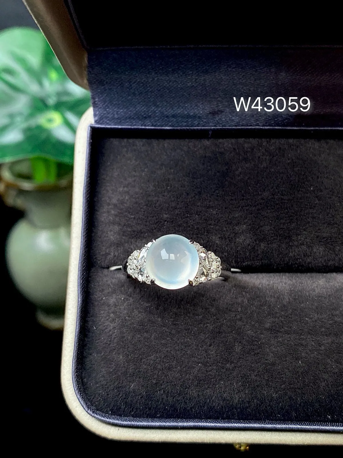 【冰种蛋面戒指】质地细腻，饱满度很好，晶莹剔透，18k金钻镶嵌，裸石尺寸8.5*8.2*4.1毫米