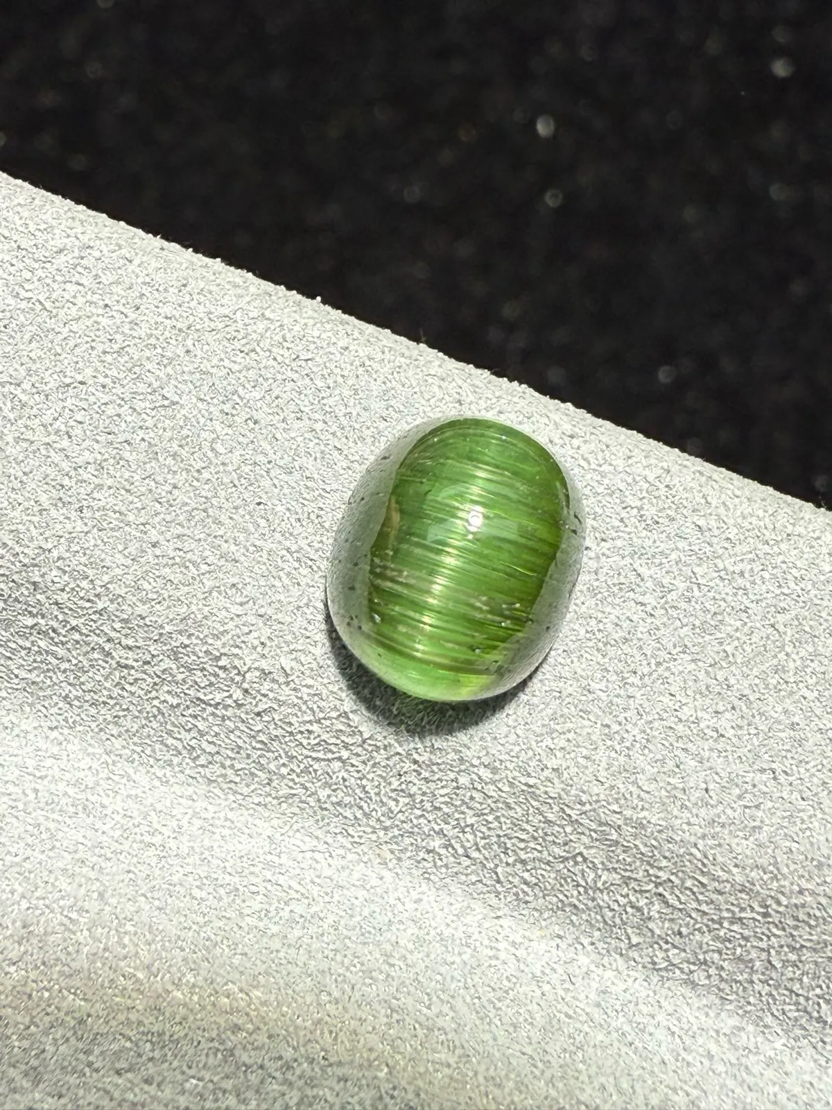 3.27克拉绿碧玺猫眼裸石 猫眼效应犀利 晶体好[强][强] 水头十足 俏色系列可遇不可求 大约规格：8.6*7.5*5.6mm