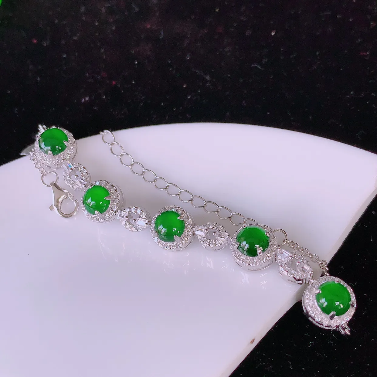 冰透满绿翡翠925银镶嵌手链，自然光实拍，翠色灵动，颜色漂亮，种老水足，品相佳，佩戴佳品！#97.28取一整体8.*8*6裸石5.5*5.5