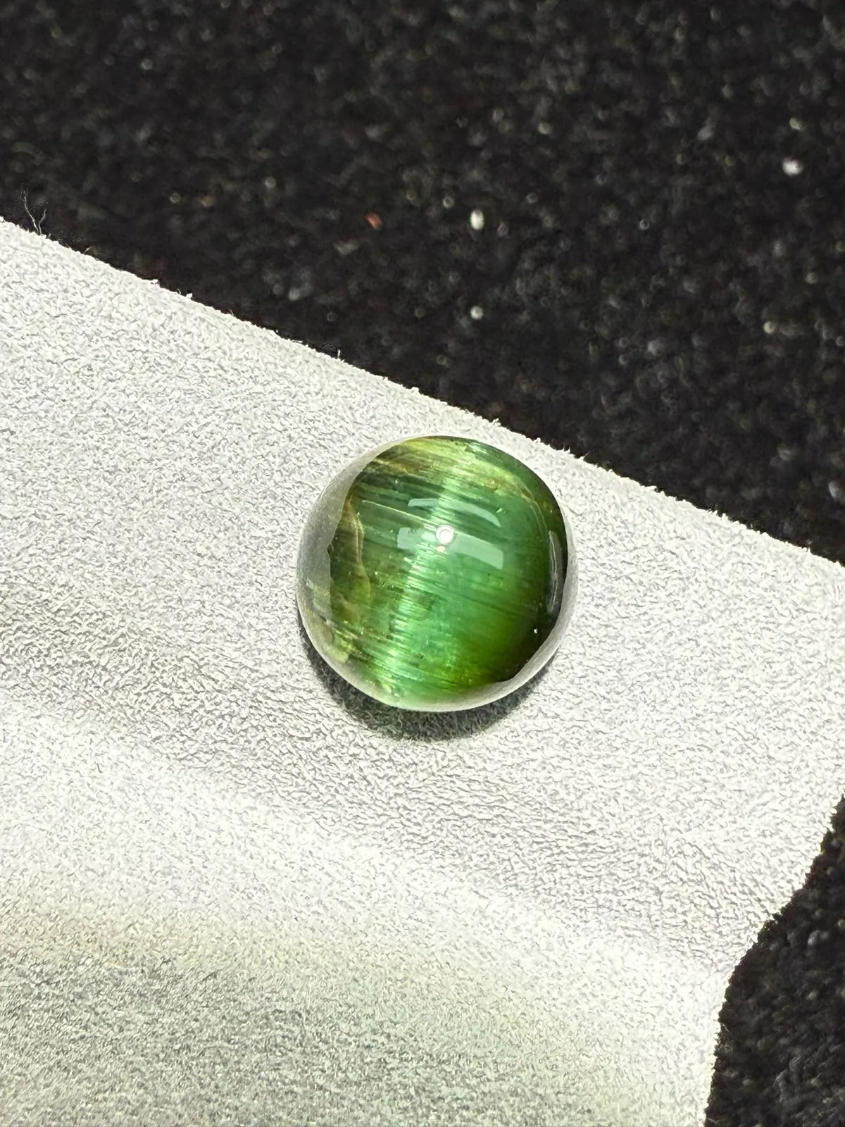 4.21克拉绿碧玺猫眼裸石 猫眼效应犀利 晶体好[强][强] 水头十足 俏色系列可遇不可求 大约规格：9.4*9.5*6mm