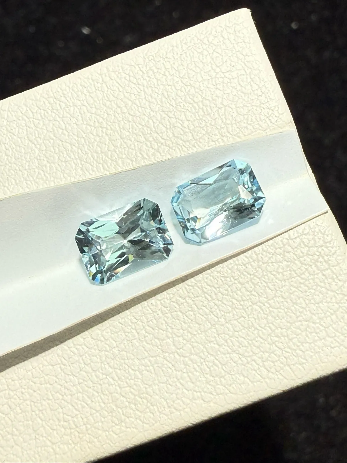 1.855克拉天然雷迪恩切海蓝宝戒面裸石，耳钉料，颜色超美，火彩超好，尺寸：7.2*5.2*3.5mm