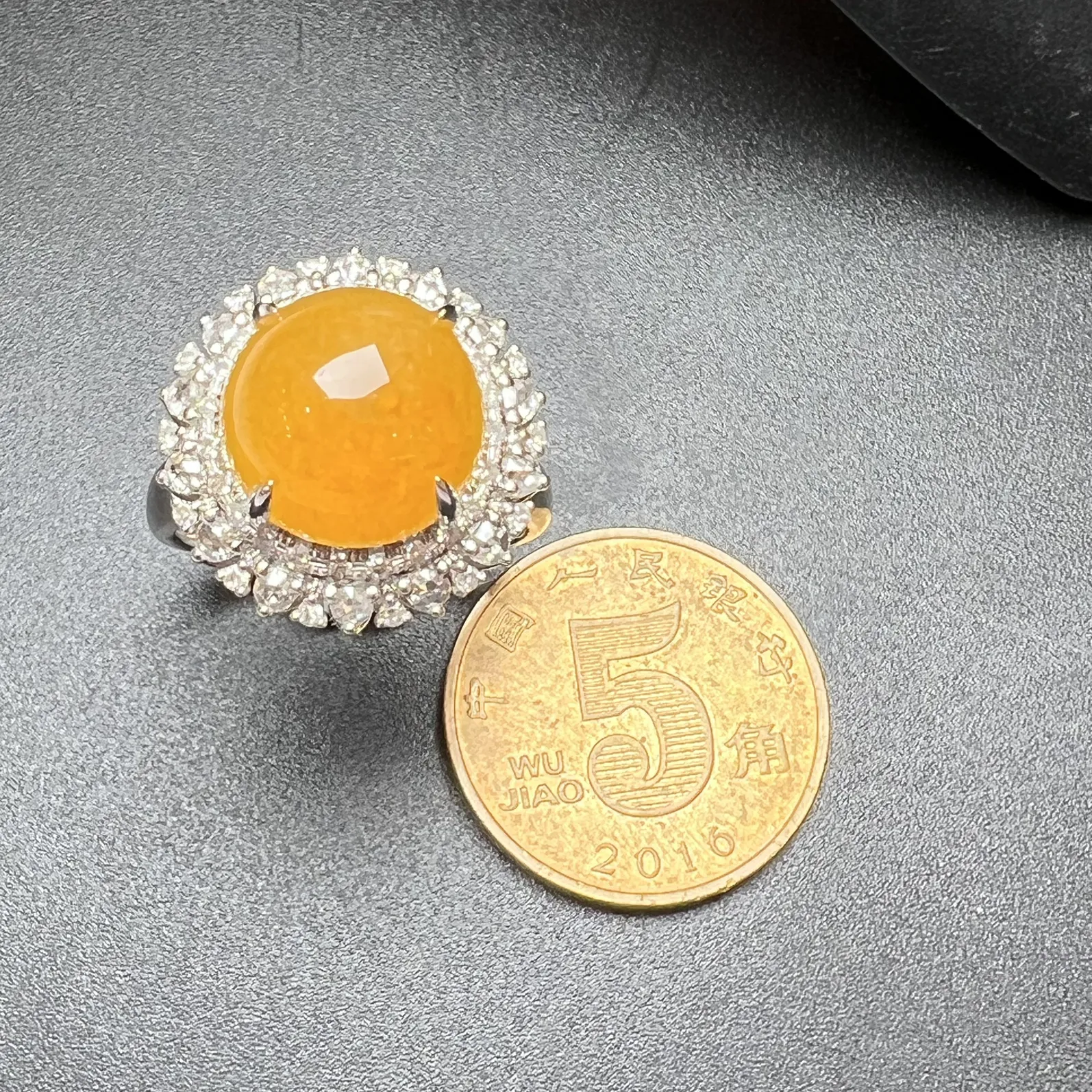 天然黄戒指整体尺寸16.6*16.5*14.7 裸石尺寸10.7*6.3