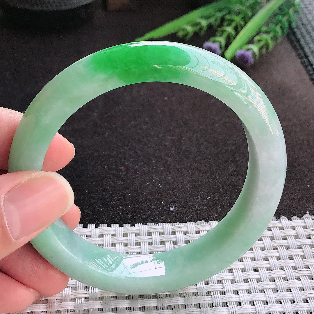 实拍A货翡翠59/12.5/9老坑精美温润飘阳绿手镯宽边玉镯手环