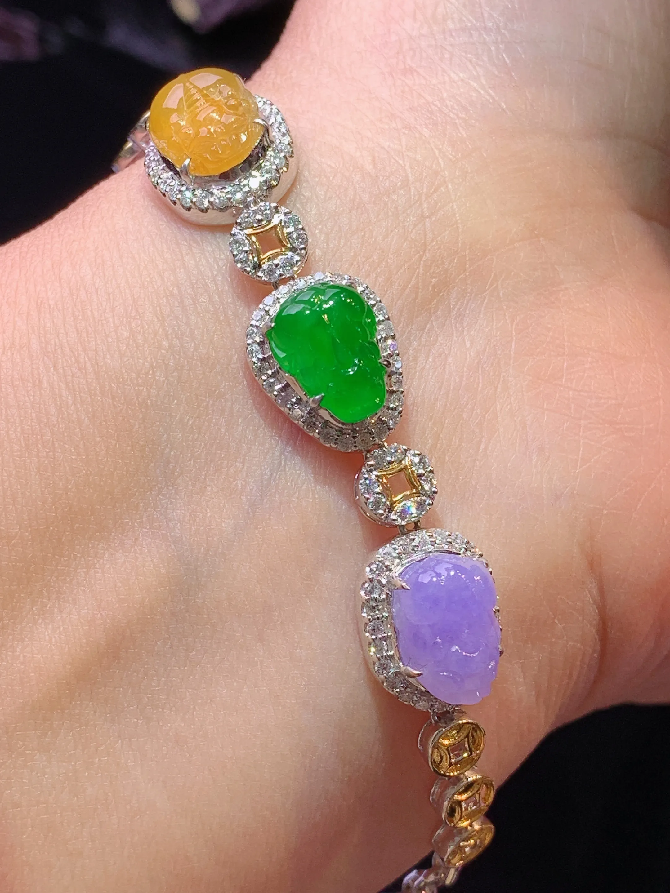 18k金钻镶嵌三彩貔貅手链 玉质细腻 色泽清新艳丽 整体尺寸50.8*10.3*7.2