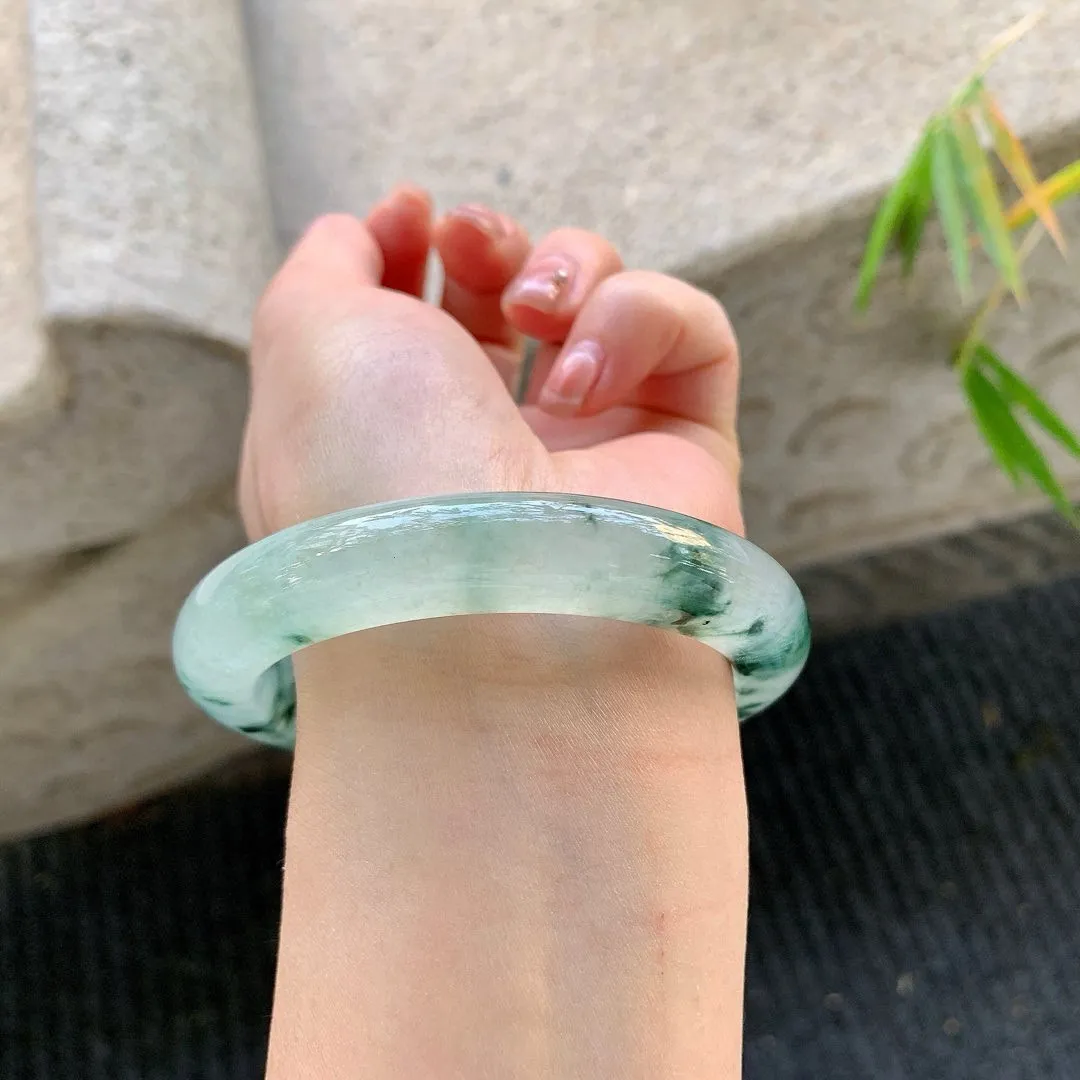 正圈56 57
【圈口】57.5/11.5/9.7
【描述】冰飘花，清透，水润，种老，细腻，打灯有絮线！