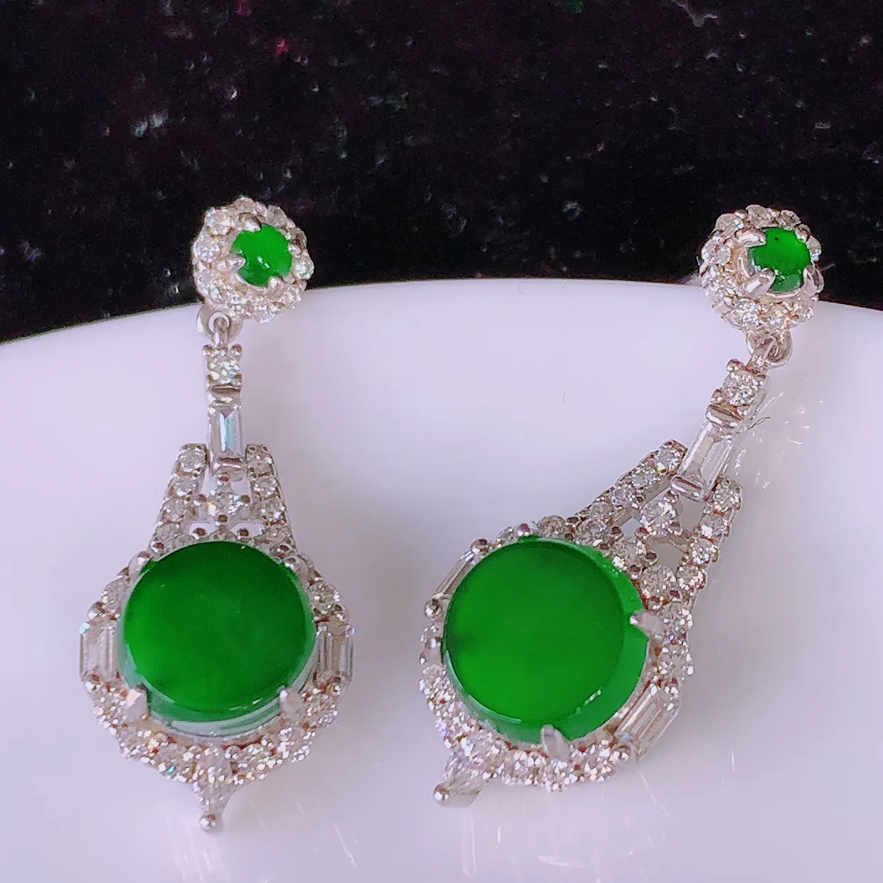 冰透满绿翡翠925银镶嵌耳坠，自然光实拍，翠色灵动，颜色漂亮，种老水足，品相佳，佩戴佳品！#97.2