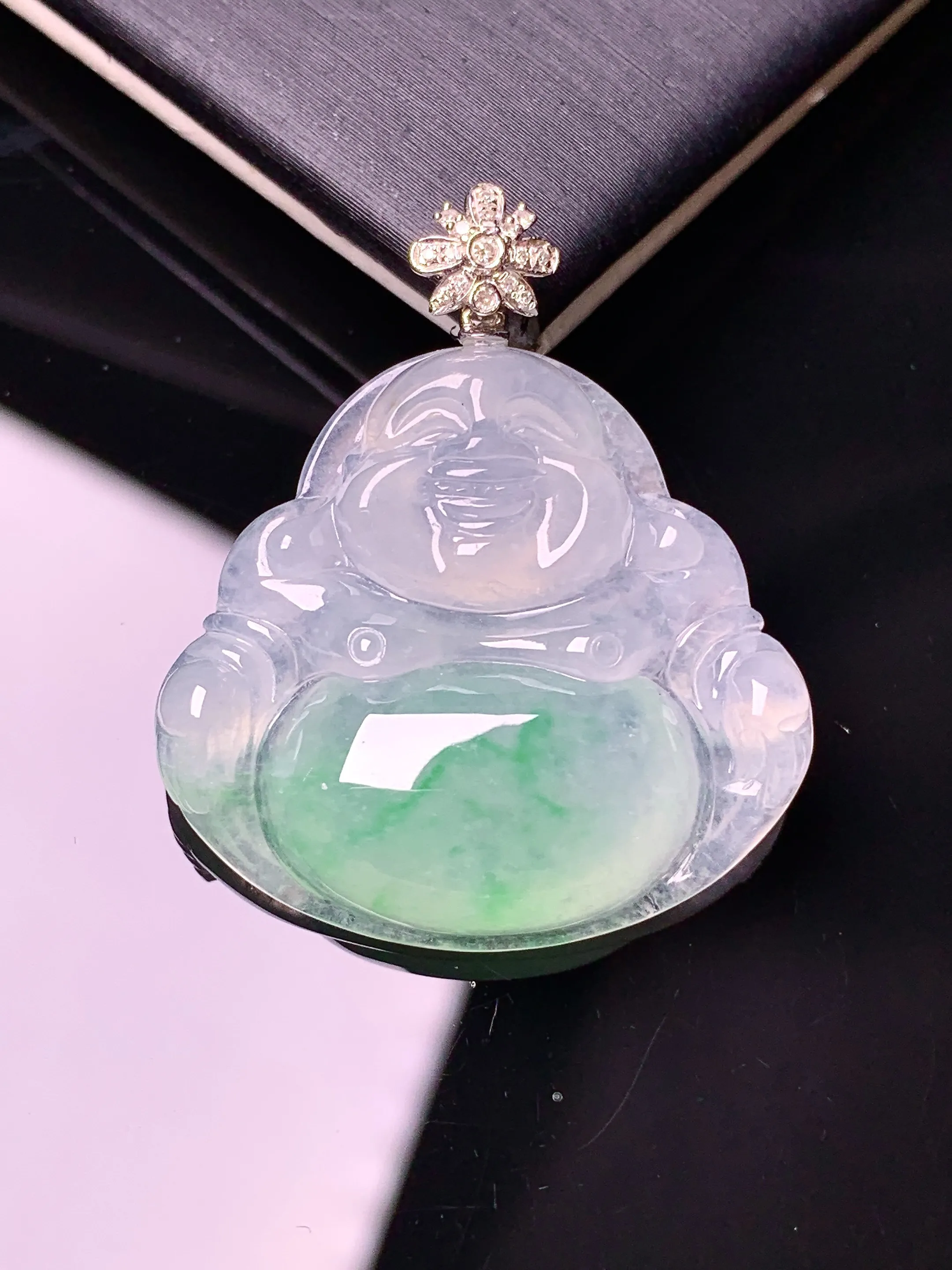 18k金钻镶嵌飘绿佛公吊坠 玉质细腻 色泽清新艳丽 整体尺寸32.6*28*5.7