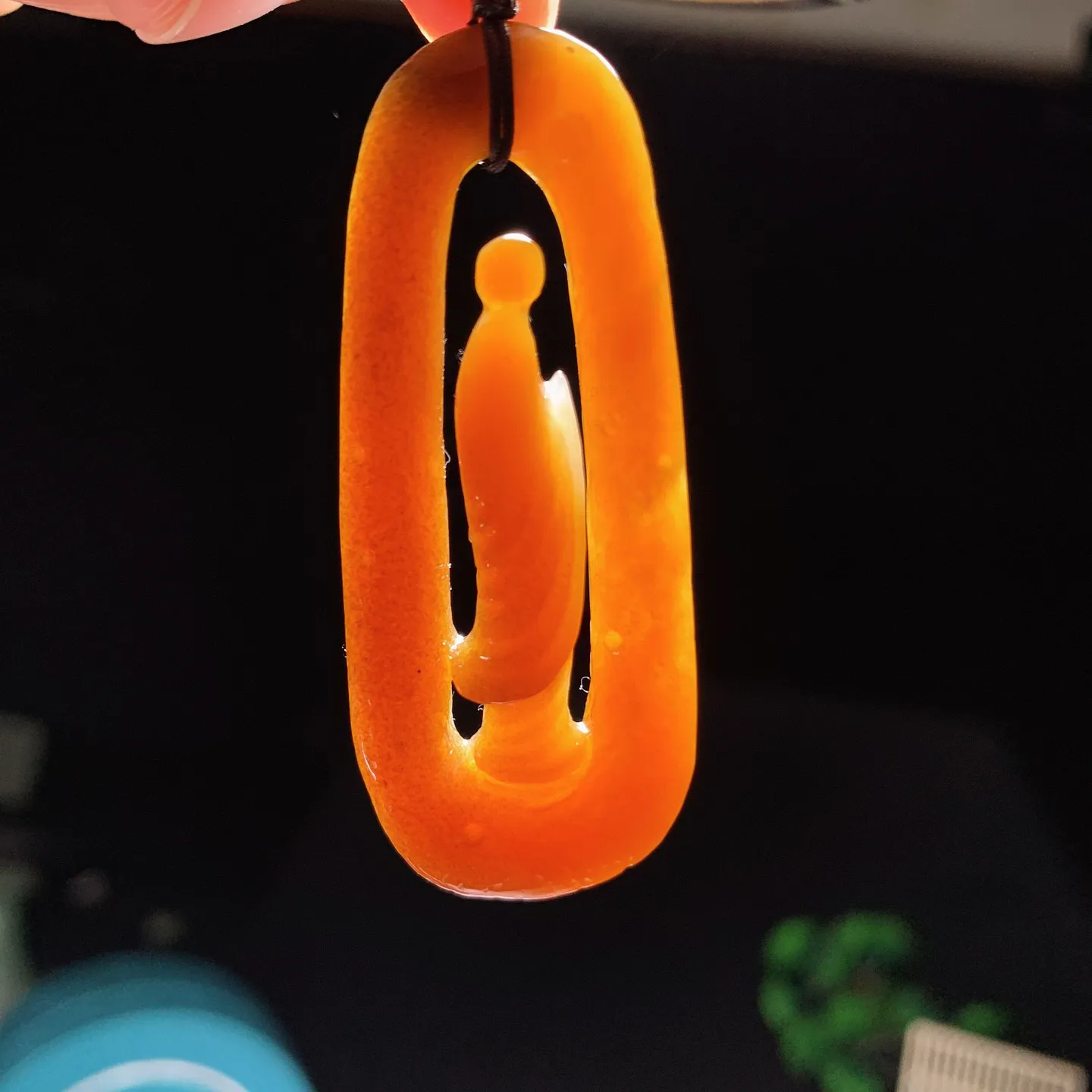 新疆和田玉且末糖悟道挂件。尺寸54/22/6重11克，玉质细腻油润 底色纯净 脂粉好，品质好！lt251227