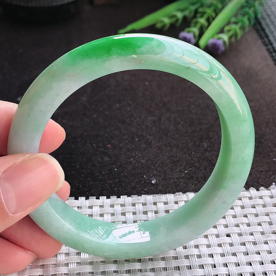 实拍A货翡翠59/12.5/9老坑精美温润飘阳绿手镯宽边玉镯手环