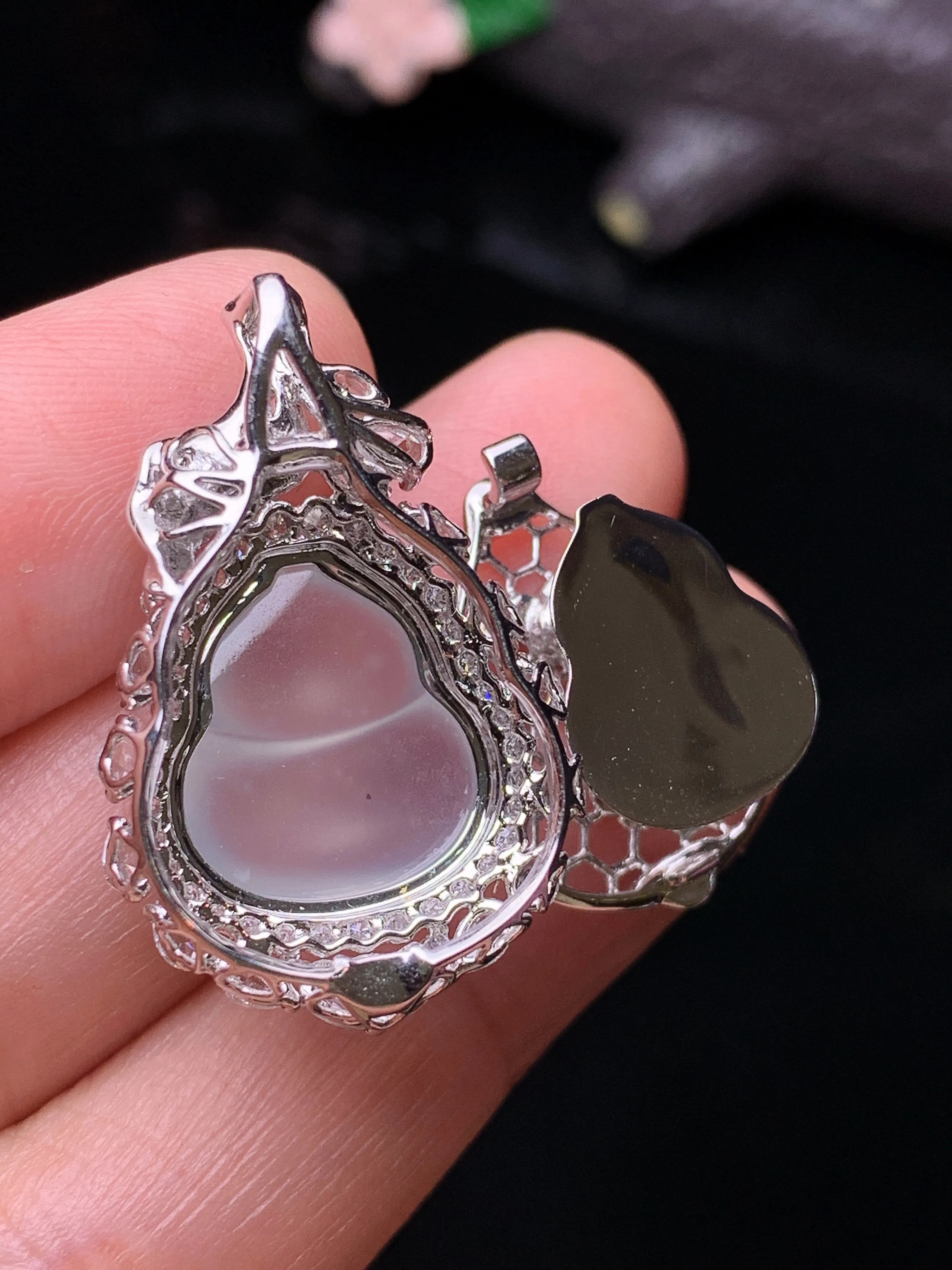 18k金钻镶嵌冰种葫芦吊坠 玉质细腻 色泽清新艳丽 整体尺寸29*18.6*12