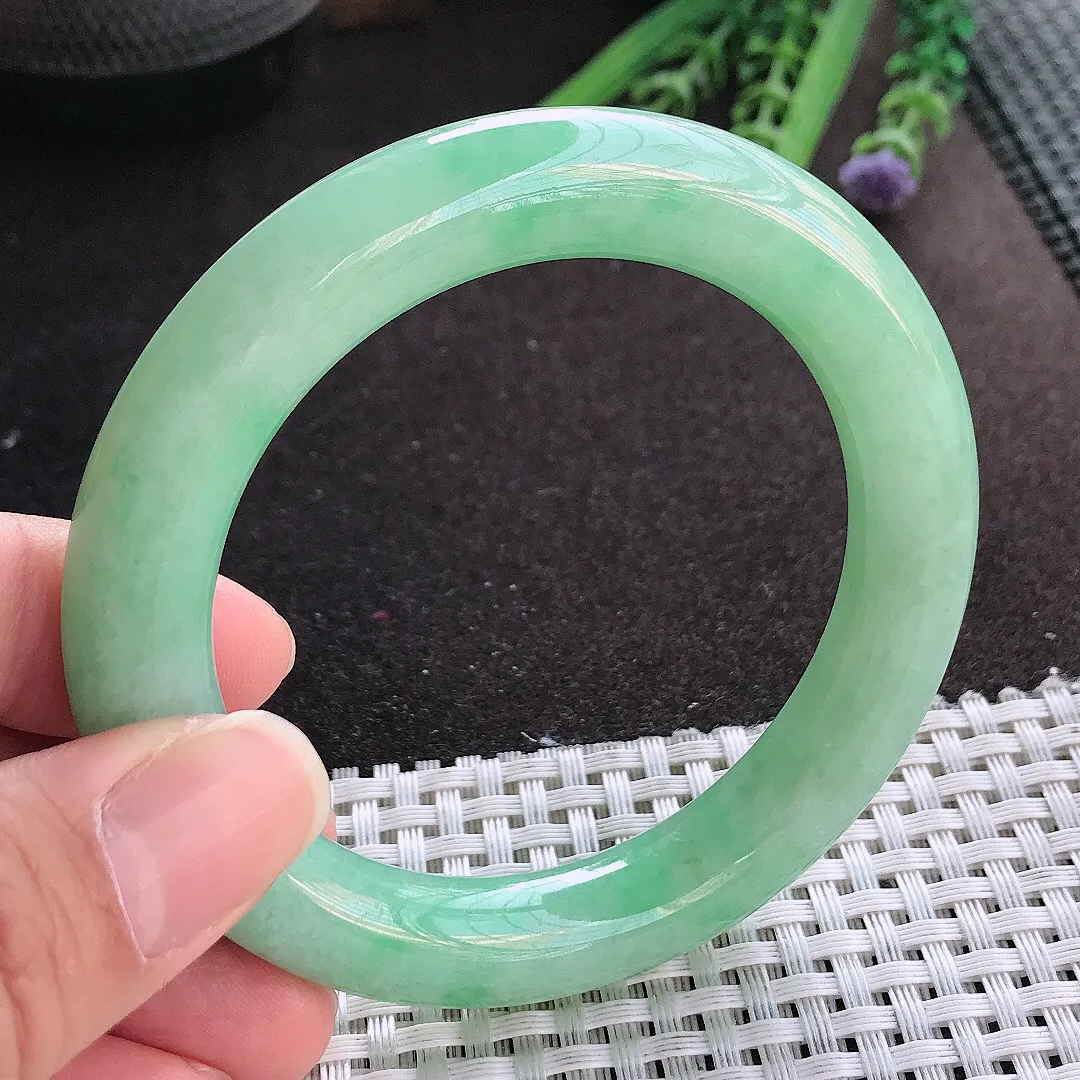 实拍A货翡翠55.5/11.2老坑精美温润满绿圆条手镯翡翠玉镯手环