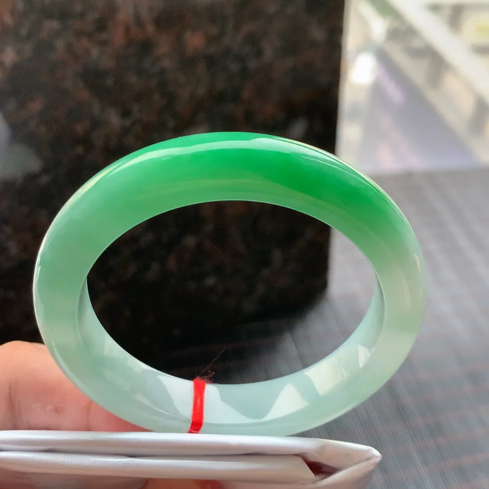 正圈一大节冰阳绿 无瑕 尺寸:55.1/12.2/9.1 色好