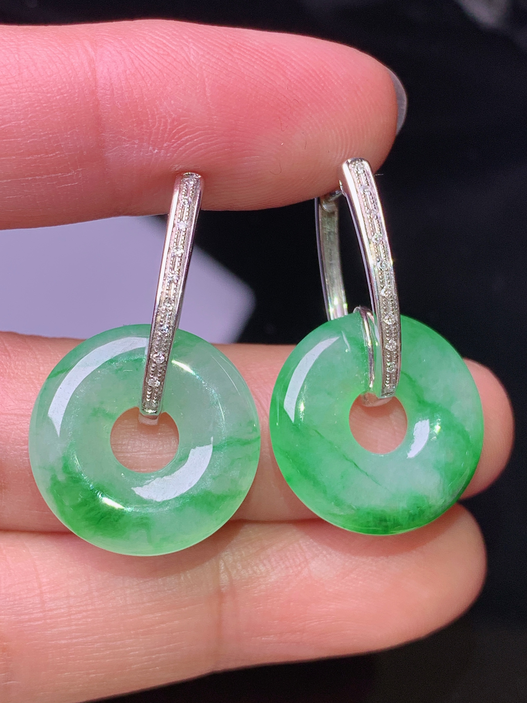 18k金钻镶嵌翠绿平安环耳坠 玉质细腻 色泽清新艳丽 整体尺寸28.8*17.2*3.7
