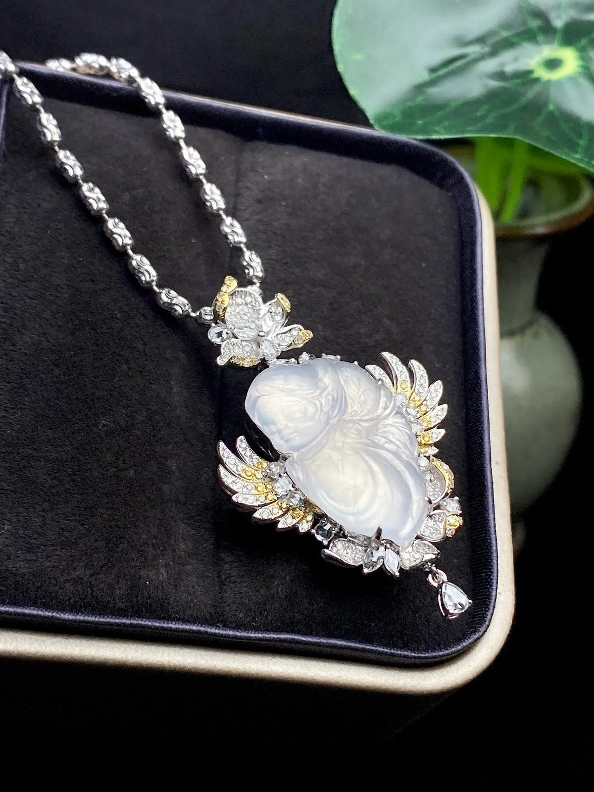 【冰种小天使吊坠】质地细腻清爽，玻璃光泽，荧光感强烈，18K金钻镶嵌，裸石尺寸21.2*13.7*3