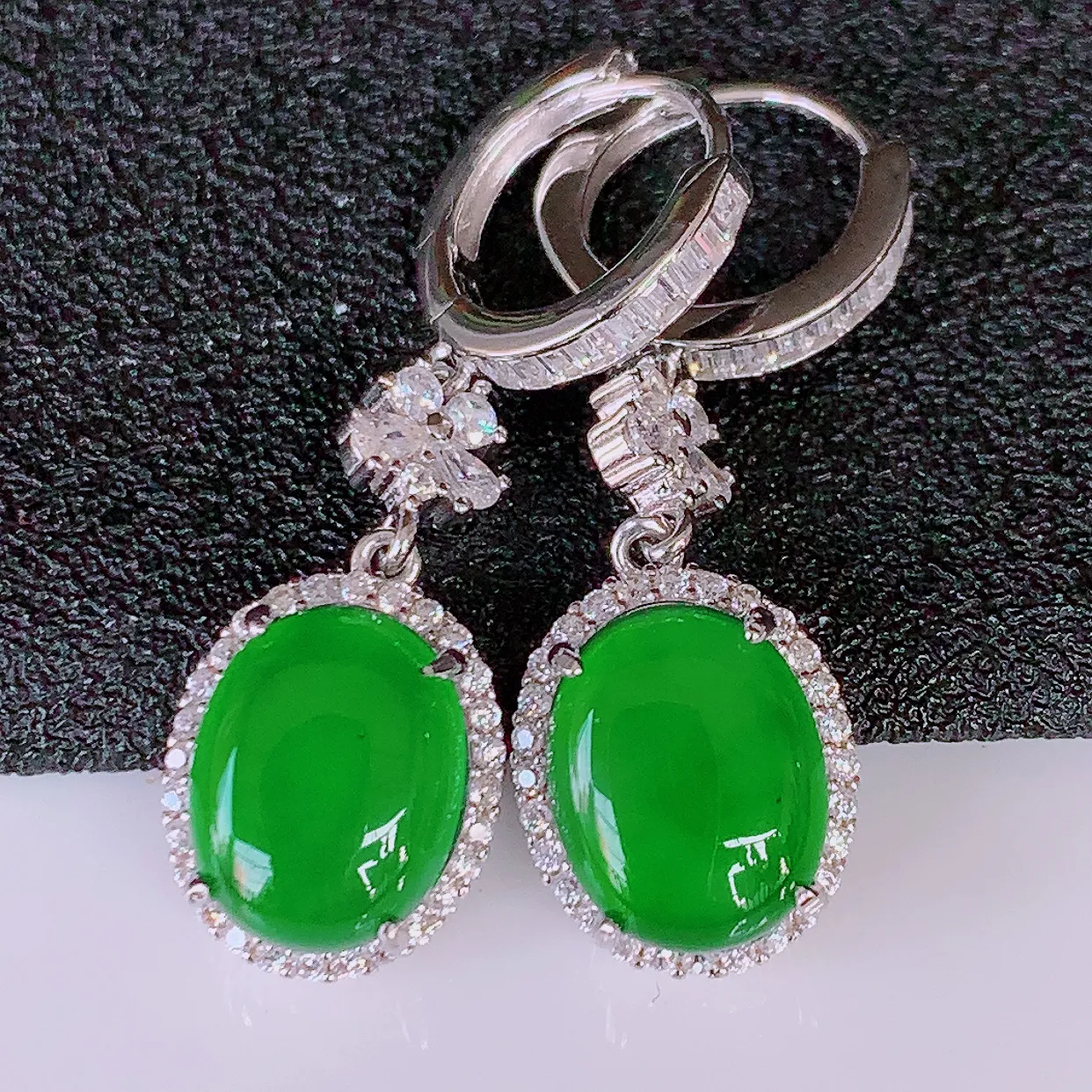 冰透满绿翡翠925银镶嵌耳坠，自然光实拍，翠色灵动，颜色漂亮，种老水足，品相佳，佩戴佳品！#97.28整体31*10*5.8裸石10*7.5