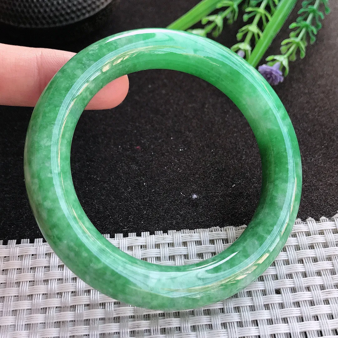 实拍A货翡翠56.8/11.4老坑精美满绿阳绿圆条手镯翡翠玉镯手环