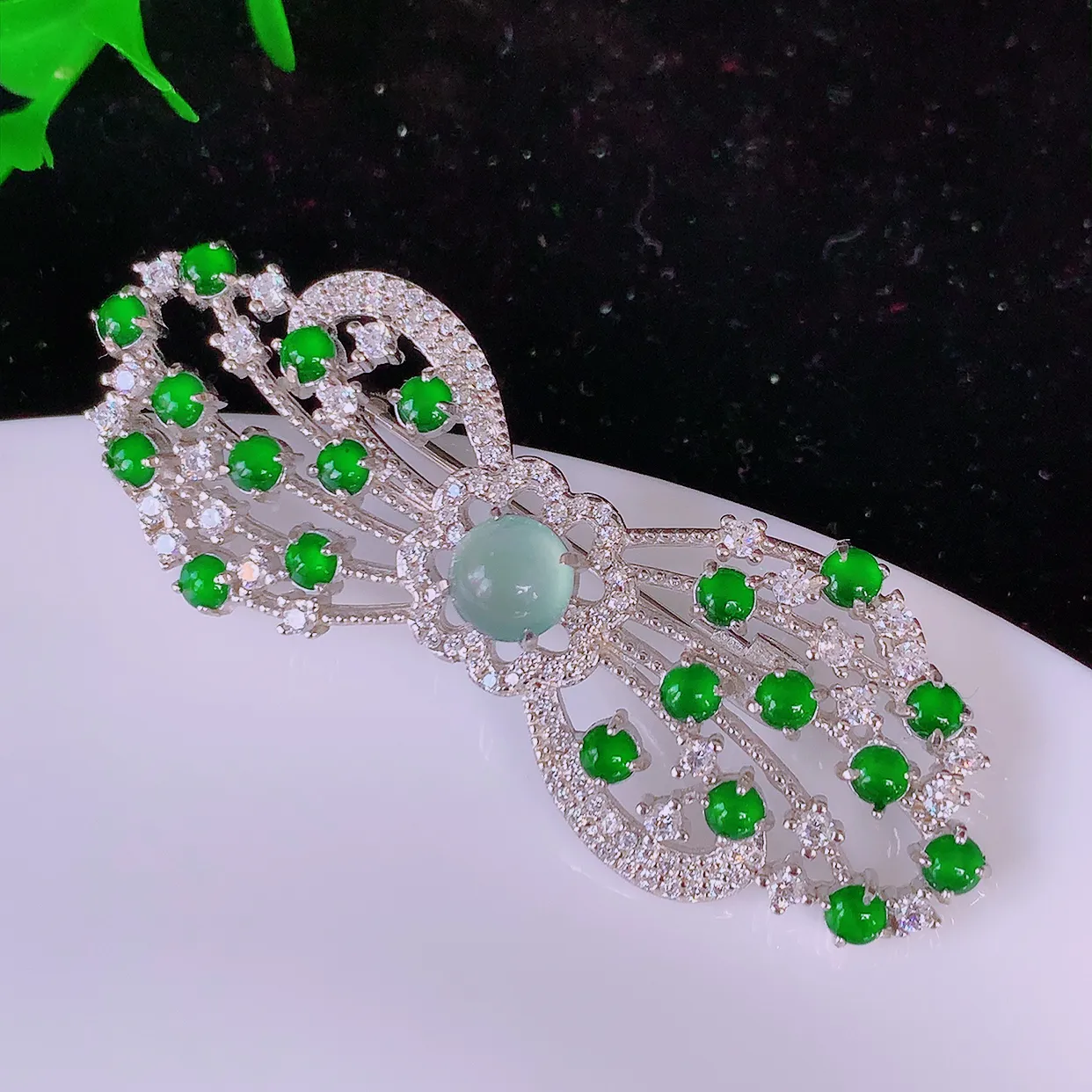 冰透满绿翡翠925银镶嵌胸针，自然光实拍，翠色灵动，颜色漂亮，种老水足，品相佳，佩戴佳品！#97.2