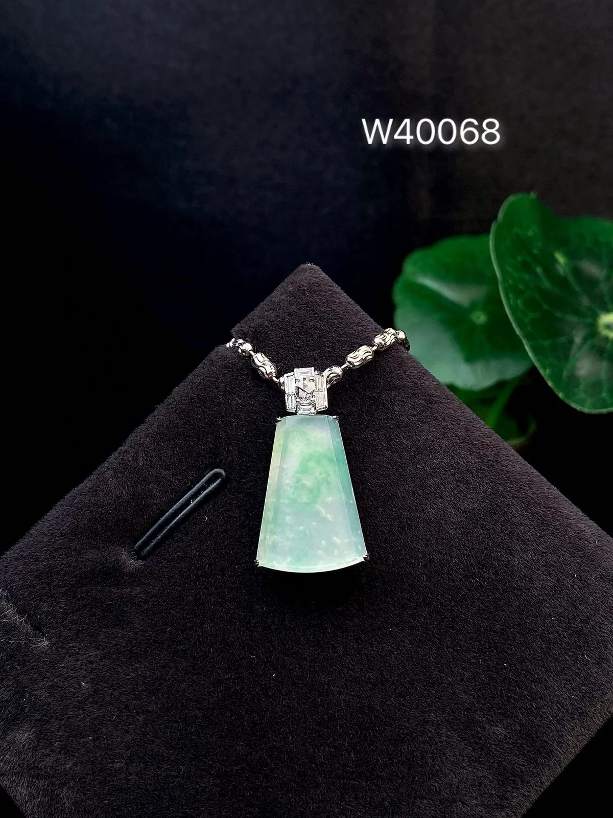 【冰种飘绿无事牌】老坑雪花棉，质地细腻，种水色俱全，冰透闪亮，18k金钻镶嵌，裸石尺寸17.6*12