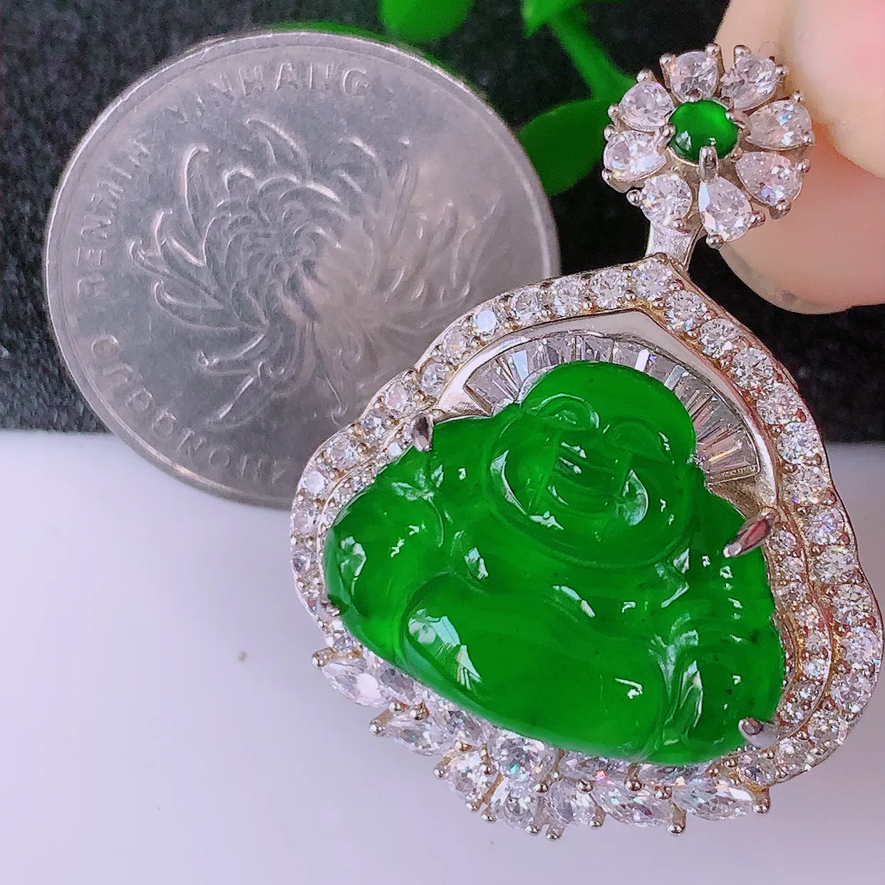 冰透满绿翡翠925银镶嵌佛公吊坠，自然光实拍，翠色灵动，颜色漂亮，种老水足，品相佳，佩戴佳品！#97.28整体34.2*26.5*13裸石20*15.5