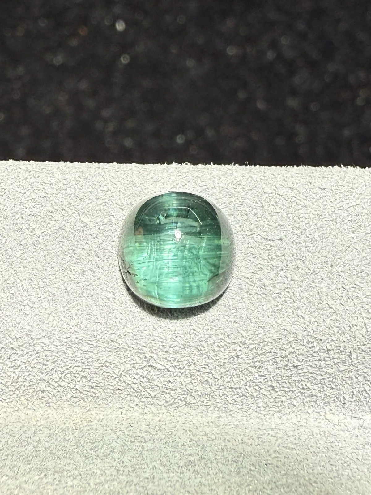 2.35克拉蓝碧玺猫眼裸石 猫眼效应犀利 晶体好[强][强] 水头十足 俏色系列可遇不可求 大约规格：7.1*7.4*5.1mm