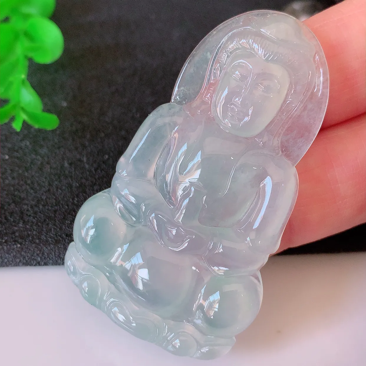 自然光实拍，冰种翡翠正装观音菩萨吊坠，赐福观音，种水上乘，晶莹剔透，起强玻璃光泽。慈祥端庄！#60.