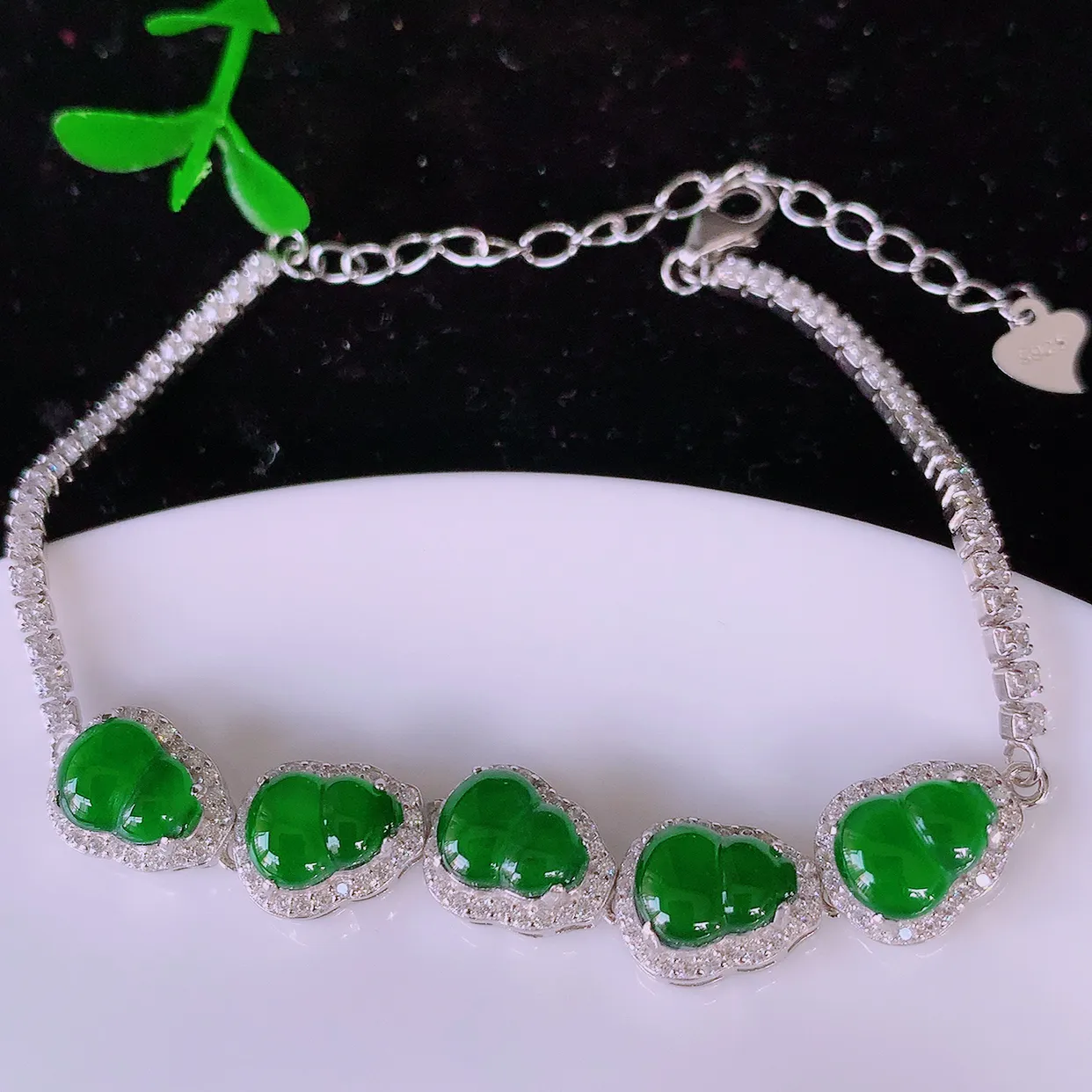 冰透满绿翡翠925银镶嵌吊坠，自然光实拍，翠色灵动，颜色漂亮，种老水足，品相佳，佩戴佳品！#97.2