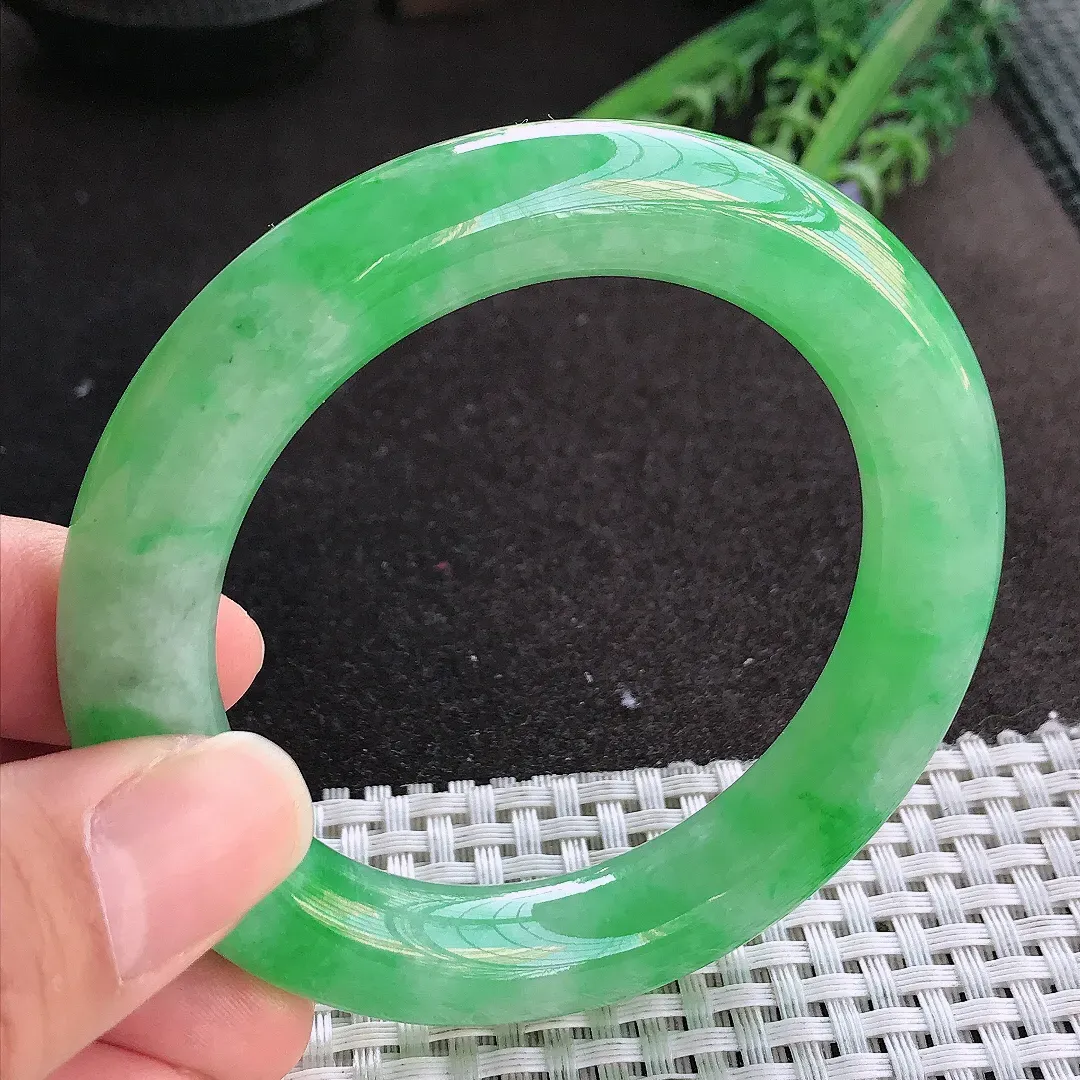 实拍A货翡翠55/11.5老坑精美满绿辣阳绿圆条手镯玉镯手环