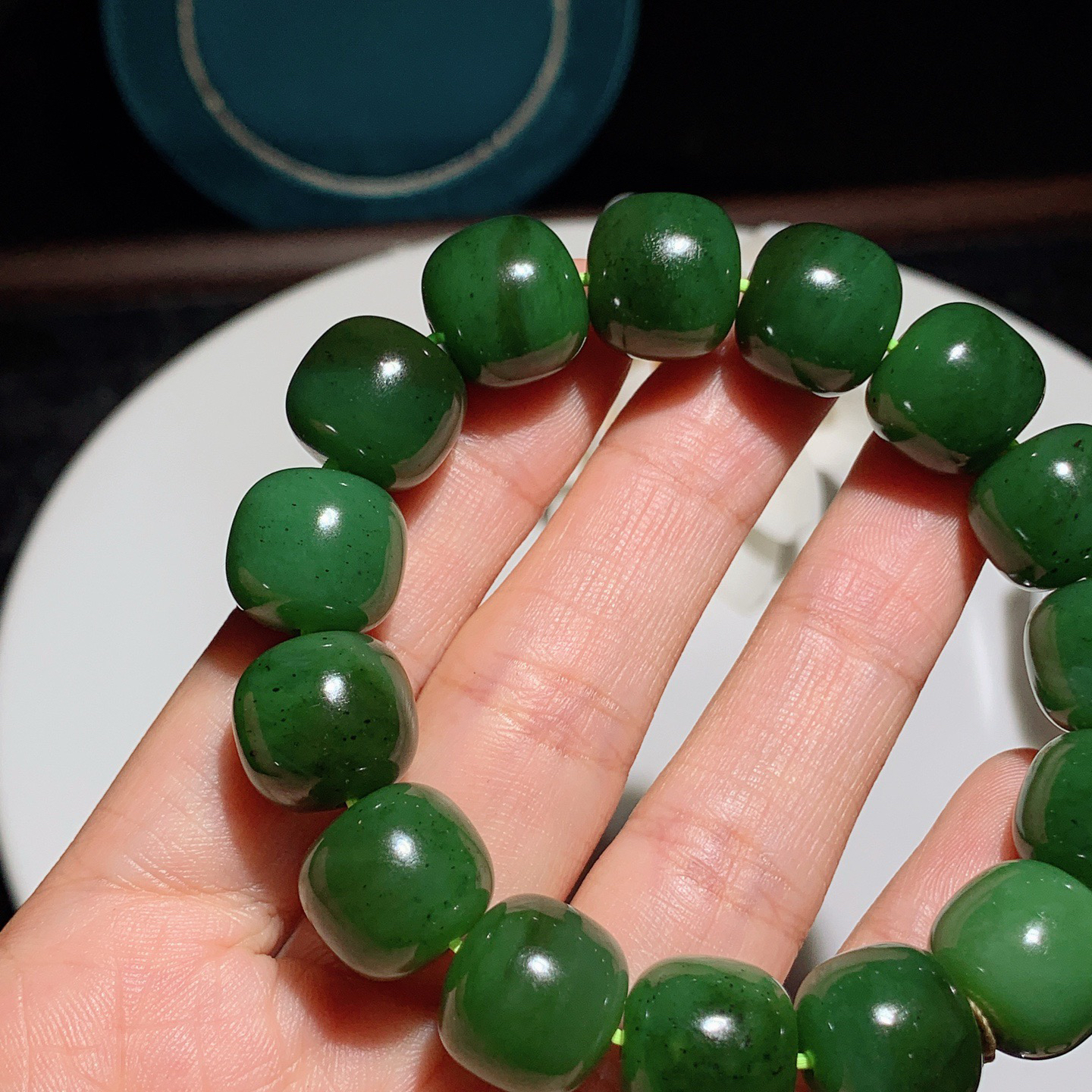 和田玉菠菜绿俄罗斯碧玉老型珠手串。手串。单颗尺寸13./14！玉质细腻油润。手推出油。佩戴高端典雅。