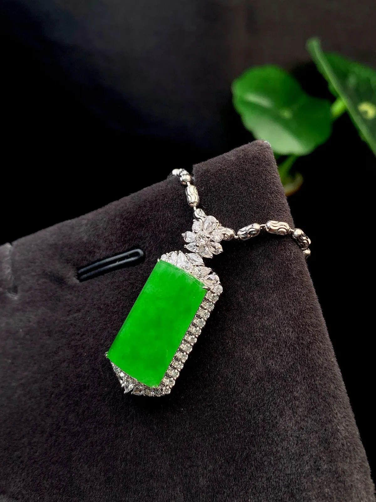 【冰种满绿无事牌】种水上乘，通透闪亮，晶莹剔透。18K金钻镶嵌，裸石尺寸18.5*10*2.6毫米。