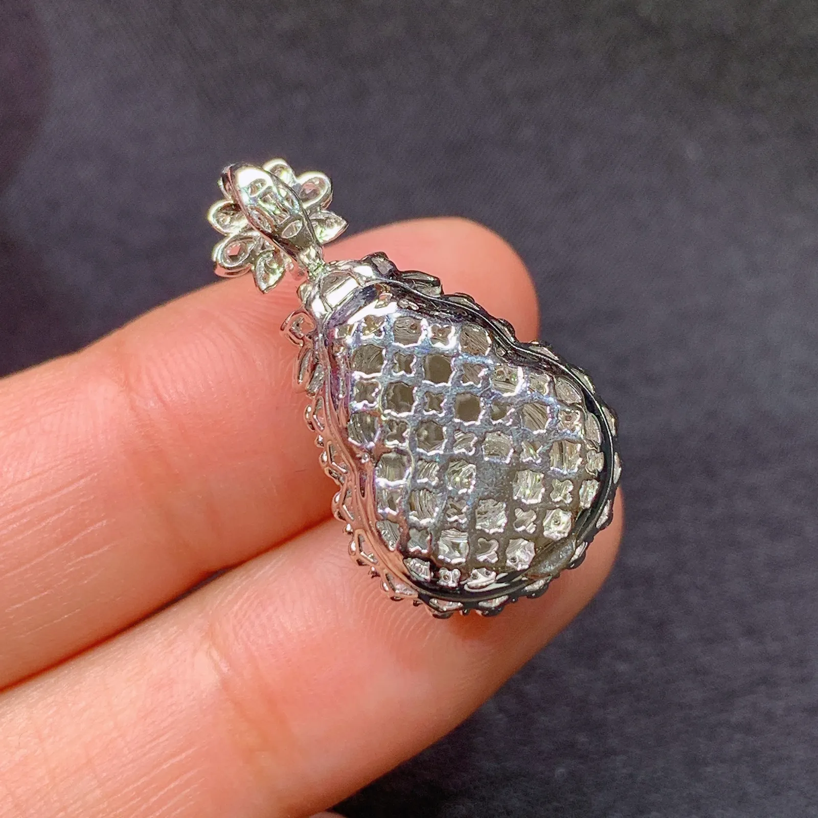 阳绿葫芦吊坠，18k金镶嵌，冰润色阳，玉质细腻，种水足，Kjx 尺寸26.9*14.9*10.7