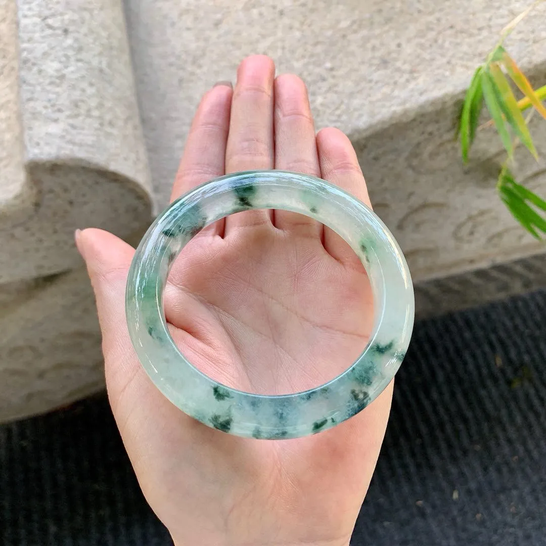 正圈56 57
【圈口】57.5/11.5/9.7
【描述】冰飘花，清透，水润，种老，细腻，打灯有絮线！