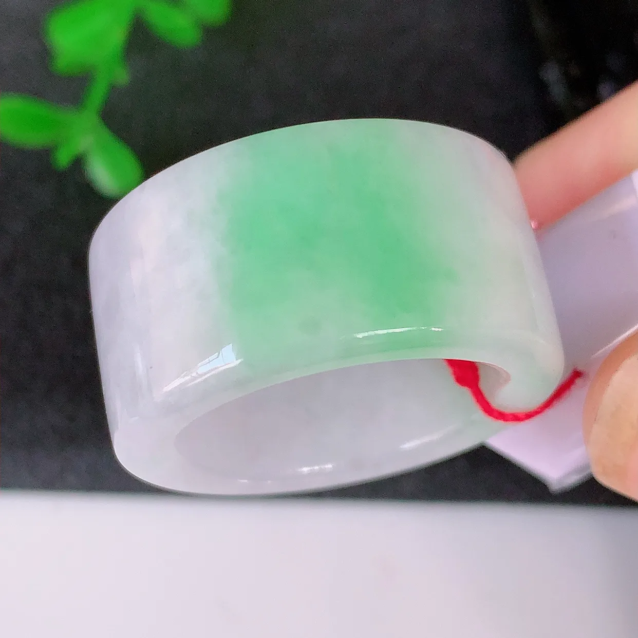 自然光实拍，20mm内径飘绿翡翠扳指，冰润指环，玉扳指，戒指，财源滚滚，玉质细腻起胶，23圈口，种水好！#39.28尺寸20*14*4.2