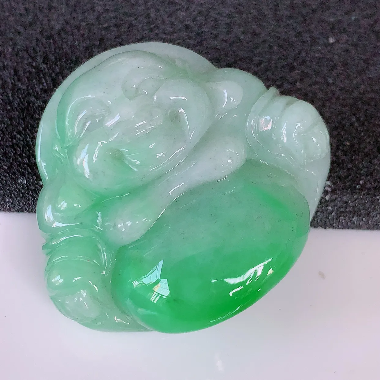 自然光实拍，冰润飘绿翡翠佛公吊坠，开心笑佛，种老水足，颜色漂亮，立体饱满圆润，佩戴效果赞#46.28