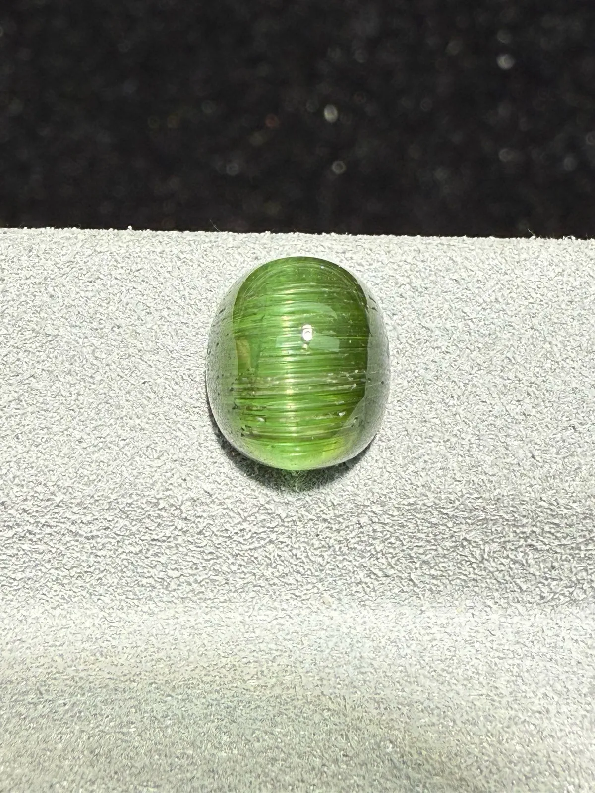 3.27克拉绿碧玺猫眼裸石 猫眼效应犀利 晶体好[强][强] 水头十足 俏色系列可遇不可求 大约规格：8.6*7.5*5.6mm